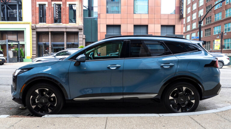 The 2026 Kia Sportage Hybrid Looks Like An EV, But It's A Lot Easier To Live With