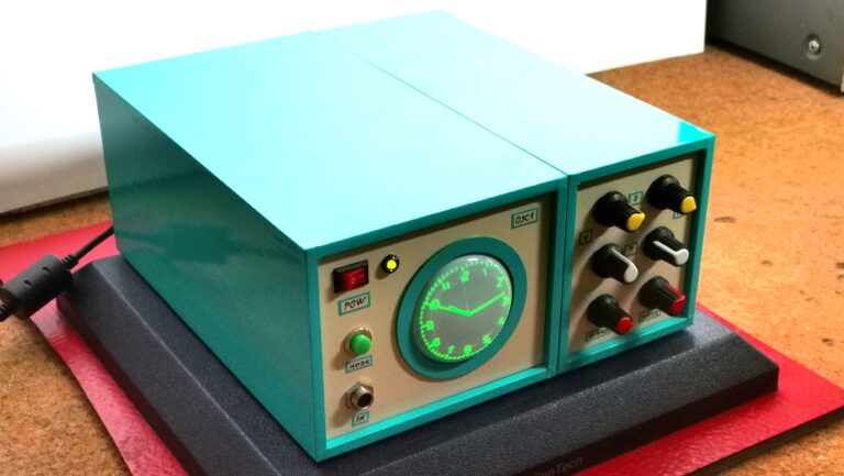 “Simplest” Oscilloscope is a Cunning Vector Display