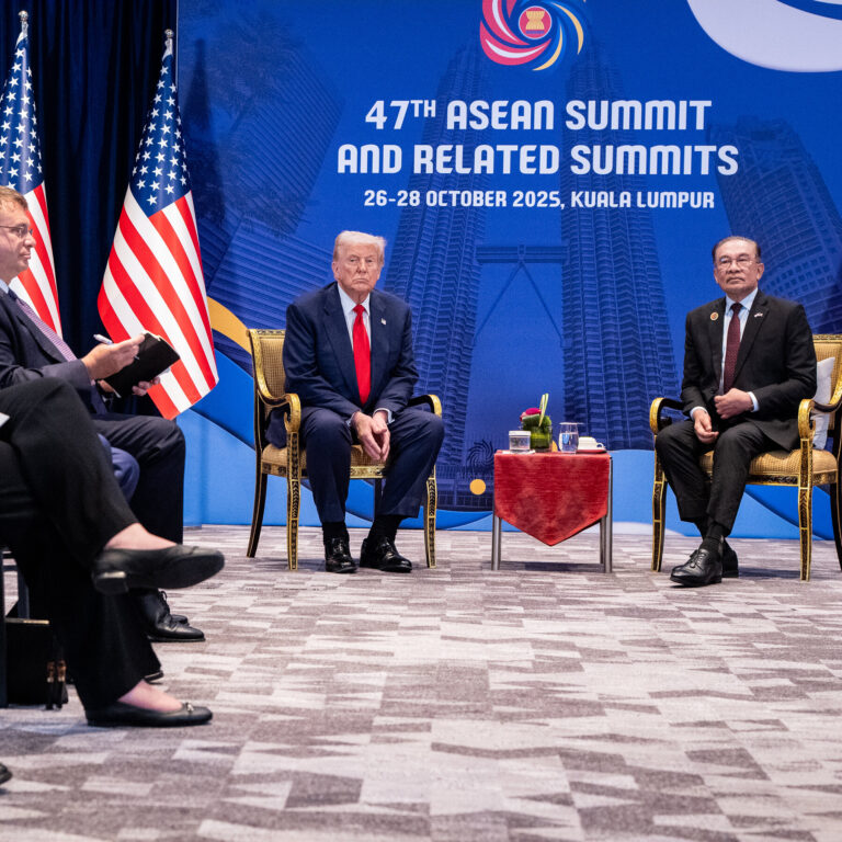 Trump Leans Into Showmanship on Day 1 of His Asia Trip