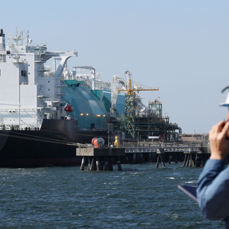 As China and U.S. Split Over Energy, Korea Is Stuck in the Middle