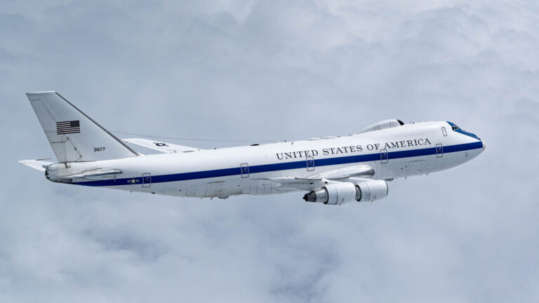 How Long Can The E-4B Doomsday Plane Stay Airborne?